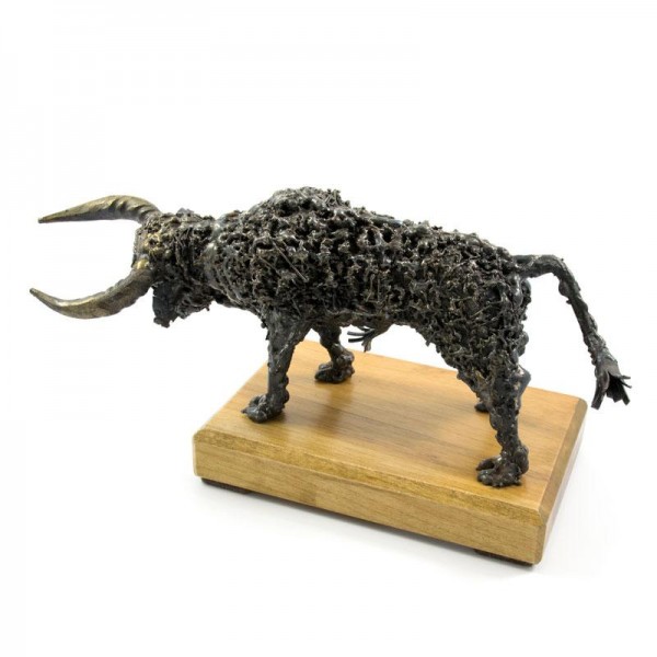 Manjši bik, ročno izdelana kovinska skulptura