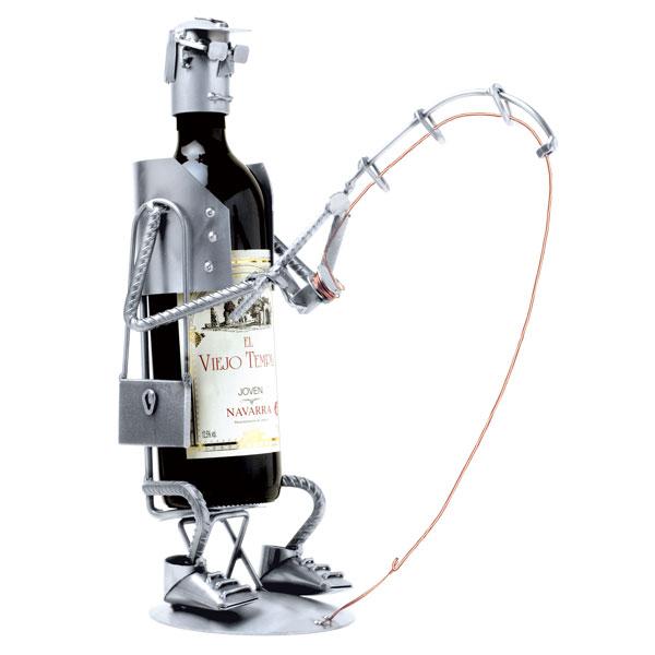 Nosilec za vinsko steklenico (ribič), kovinska skulptura